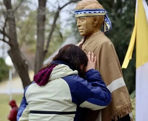 Peregrina junto a la imagen de Ceferino en Chimpay